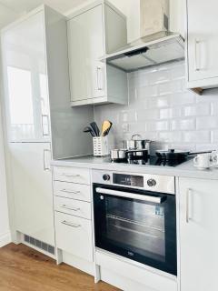 Gorgeous two bedroom luxury Apartment sleeps 6 - Brentwood - 4