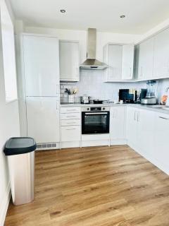 Gorgeous two bedroom luxury Apartment sleeps 6 - Brentwood - 3