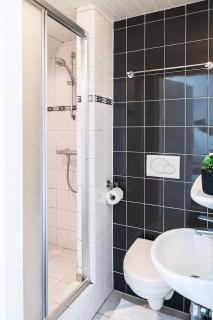 Cozy bed-and bathroom at thebeach with wi-fi - 5