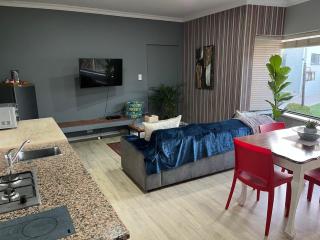 Queens Corner - 7