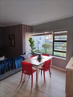 Queens Corner - 9