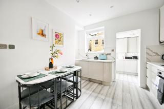 Modern 2-Bedroom Home near Tooting Bec Common - 7