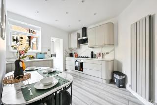 Modern 2-Bedroom Home near Tooting Broadway - 3