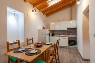 Castela Street Townhouse in Espiche - 1