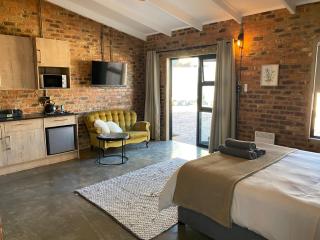 MK & R Guesthouse - 3