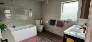 private entrance, bathroom,great views of the lake - 6