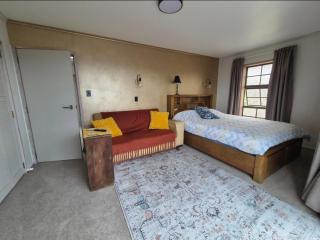 own entrance, own bathroom, quiet with great views of the lake - 8