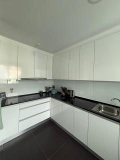 Sunny modern 2 bedroom apartment - 8