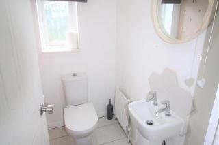 3 Bed Detached - 3 Bathrooms - Parking - Quiet - 7