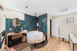 Boho Bay View Townhome w 2 King Suites - 7