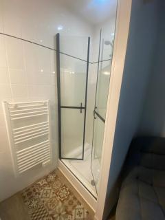 Maison calme avec grande chambre et salon, proche centre village & parc - 1