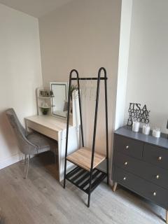 Newly Refurbished 1 Bedroom Flat - 9