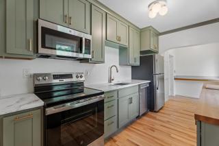 U-District Charmer - blocks from the University - 6