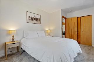 U-District Charmer - blocks from the University - 1