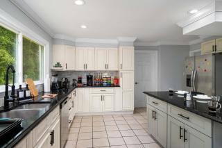 Spacious 6BR Getaway Game Room Firepit NYC - 9