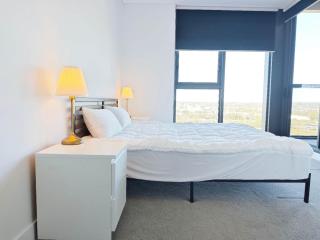 High-Rise Suite with City Views - 7