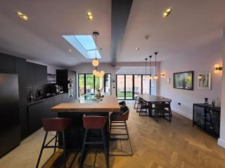 Modern 3BR Garden Home Leyton - 3