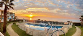 Petite maison dans résidence avec piscine et accès direct à la mer - 0