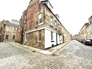 Historic Mews House 2BR in Edinburgh City Centre - 0