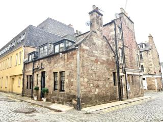 Historic Mews House 2BR in Edinburgh City Centre - 8