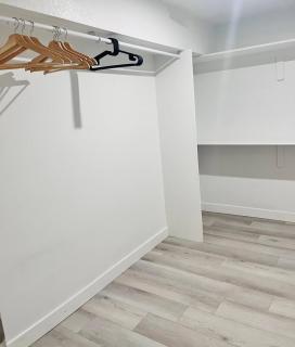 Elegant Suite King Beds Private Entrance - 3