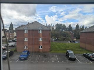 Comfortable and Peaceful 2 Bedroom Flat with Shared Bathroom and Kitchen Close to Manchester Airport - 6