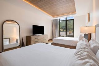 Altus 302 by East West Hospitality - 9