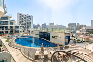 Walking distance to Dubai Miracle Garden and Butterfly Garden, Few minutes drive to Mall of the Emirates and IMG Worlds of Adventure - Samana Park Views, Arjan by Deluxe Holiday Homes - 3