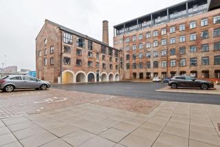 Stylish Flat in Converted Leeds Mill - 0