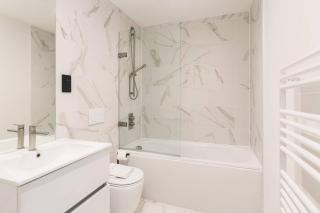 Chic 2 Bed Flat in Central Birmingham - 6