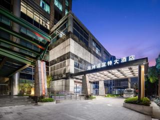 Novotel Atlantis Shanghai - Enjoy our great-valued breakfast in our rooftop revolving restaurant with a stunning river view & utilize our FREE self-serviced laundry - Shanghai - 8