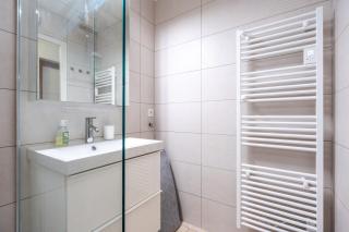 Cozy renovated apartment, large terrace & near city center - 8