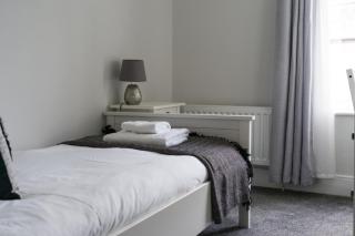 House - Sleeps 5 - Pet friendly - Garden - Parking - 4