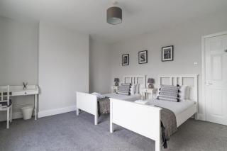 East House-Sleeps 5-Pet friendly-Garden-Parking - 1