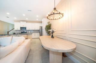 Luxe & Modern Home - Lion King Rooms & Heated Pool - 3