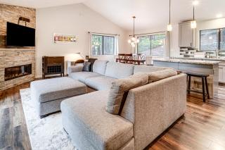 3 Mi to Diamond Peak Mtn-View Home with Fireplace - 9