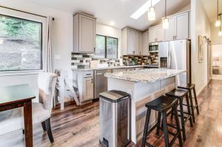 3 Mi to Diamond Peak Mtn-View Home with Fenced Yard - 6