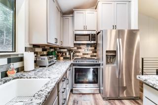 3 Mi to Diamond Peak Mtn-View Home with Fireplace - 5