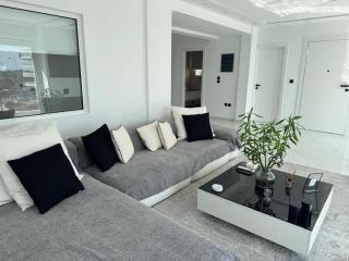 Seaview Serenity - Modern Retreat in Alimos - 0
