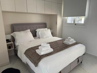 Seaview Serenity - Modern Retreat in Alimos - 8