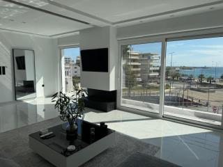Seaview Serenity - Modern Retreat in Alimos - 1