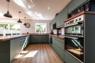 Where Style Meets Comfort Thornbury Ave Home - 9
