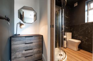 Where Style Meets Comfort Thornbury Ave Home - 6