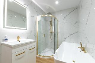 Where Style Meets Comfort Thornbury Ave Home - 1