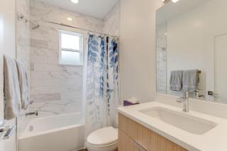 Walk to Med Ctrs & Dtwn Englewood: Modern Home - 1