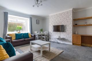 House - Sleeps 4 - Pet friendly - Garden - Parking - 2