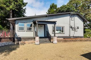 2 Mi to Downtown Coos Bay Home with Deck, Fire Pits - 8