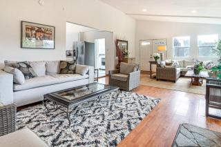 2 Mi to Downtown Coos Bay Home with Deck, Fire Pits - 6