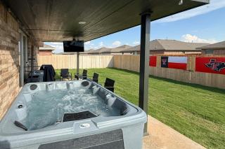Hot Tub and Game Room Raider Resort in Lubbock - 0