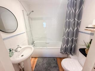 Kensington 1-Bed Flat with Private Garden near Olympia London, Earl's Court, Holland Park - 4